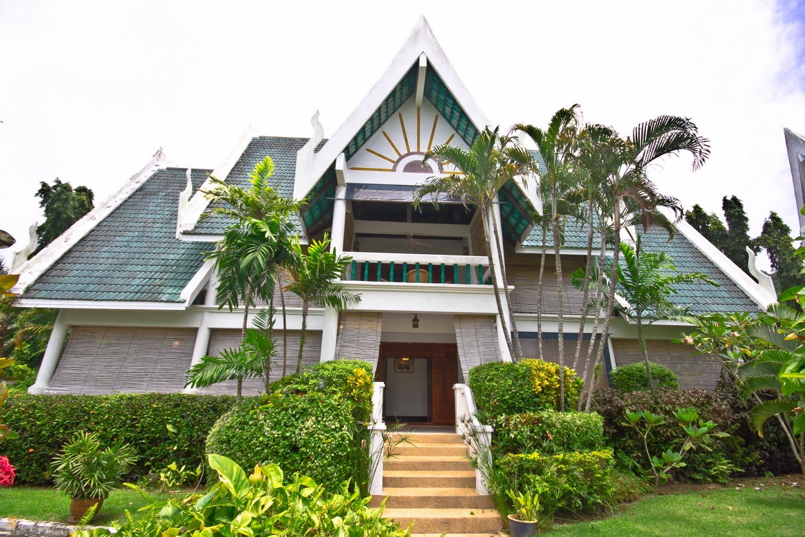 3 Bedroom Oriental style villa in Nai Harn