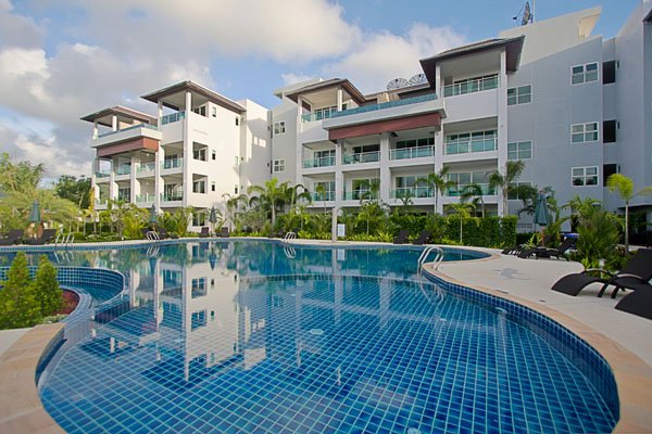 1 bedroom luxury apartment walking distance to Bangtao beach