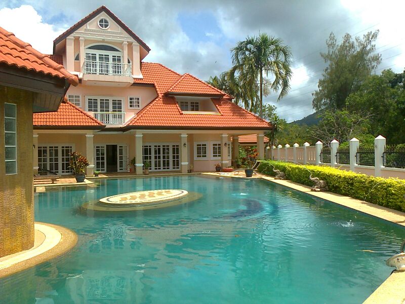 6 bedroom beautiful Colonial style villa inside Kathu Golf Club
