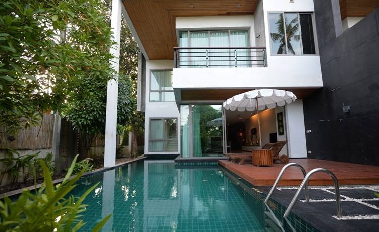 3 bedroom beach pool villa in Rawai 100 metres from the beach