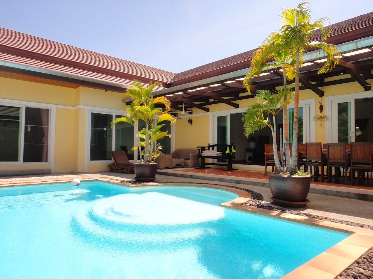 4 + 1 bed villa in Chalong with huge garden