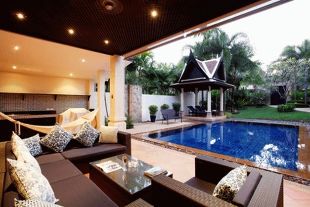 4 Bedroom villa 3 min. walk to Bagtao beach .