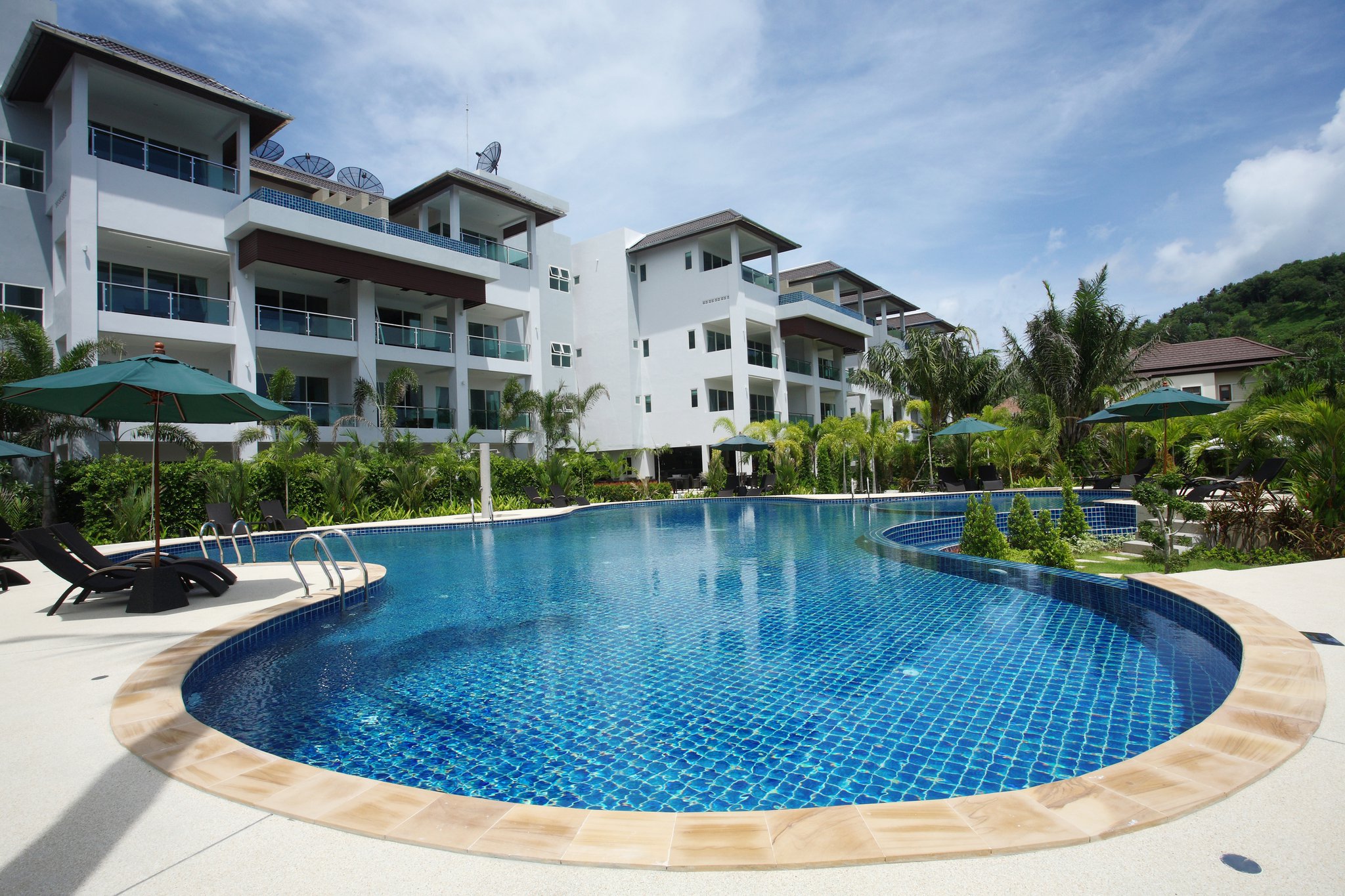 2 bedroom apartment walking distance to Bangtao beach