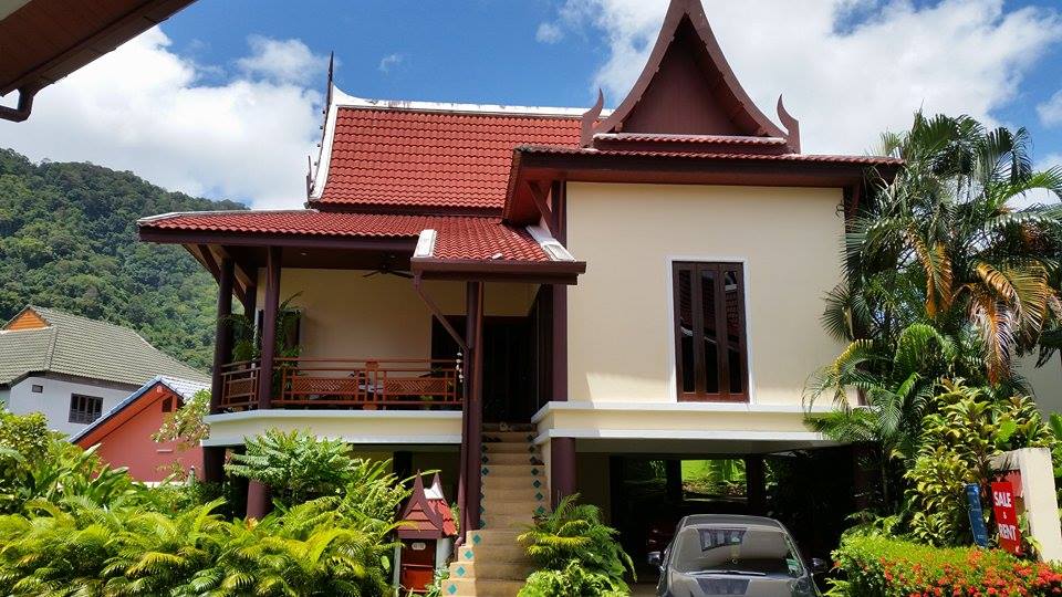 3 bedroom house in Kamala with communal pool