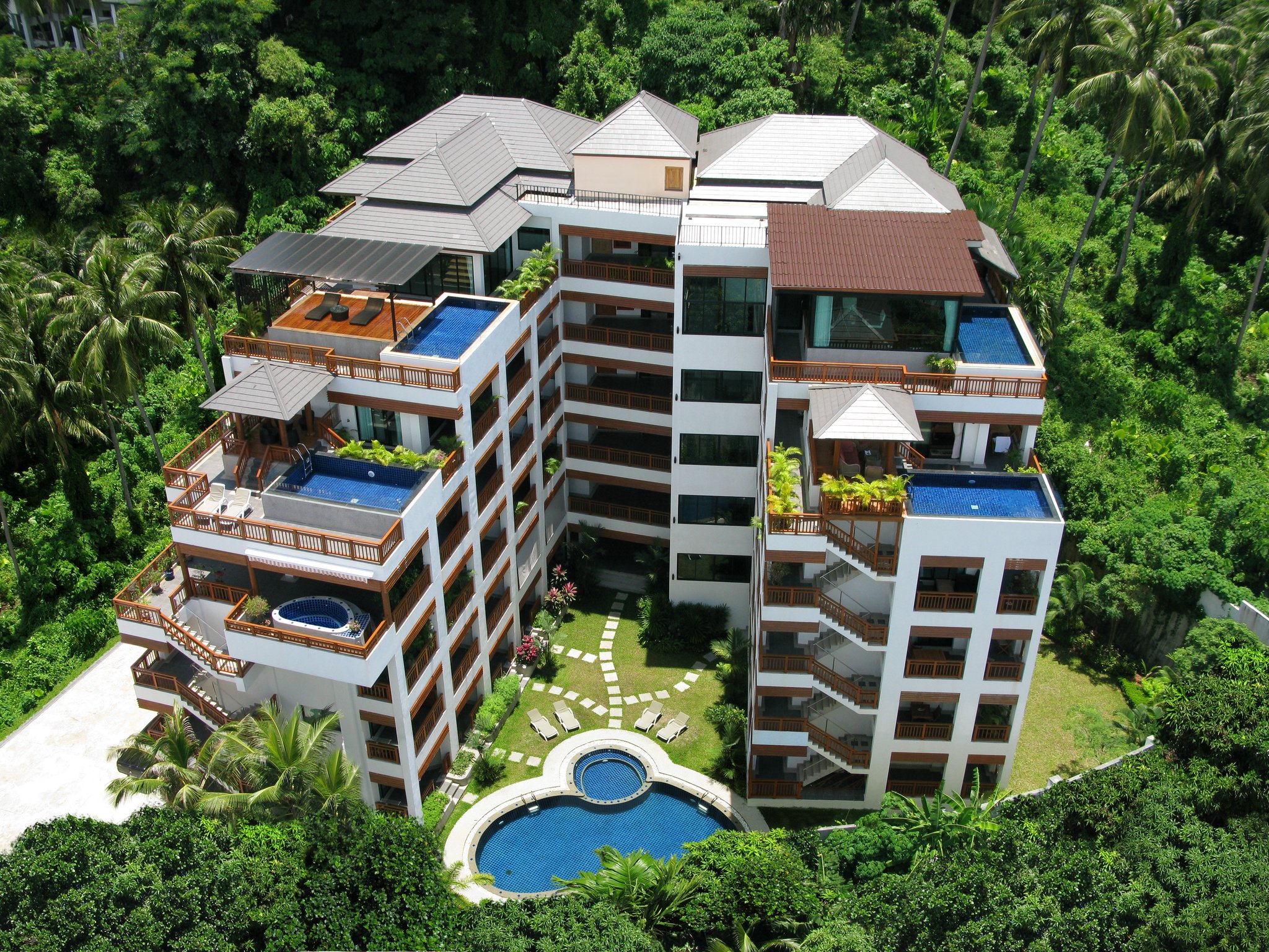 1 bedroom apartment  walking distance to Surin beach