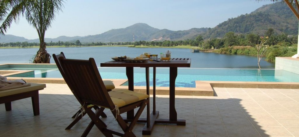 3 bedroom villa with stunning lake views