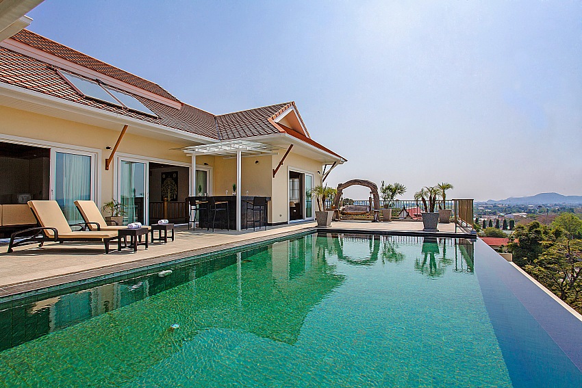 5 bedroom villa with sea view in Chalong