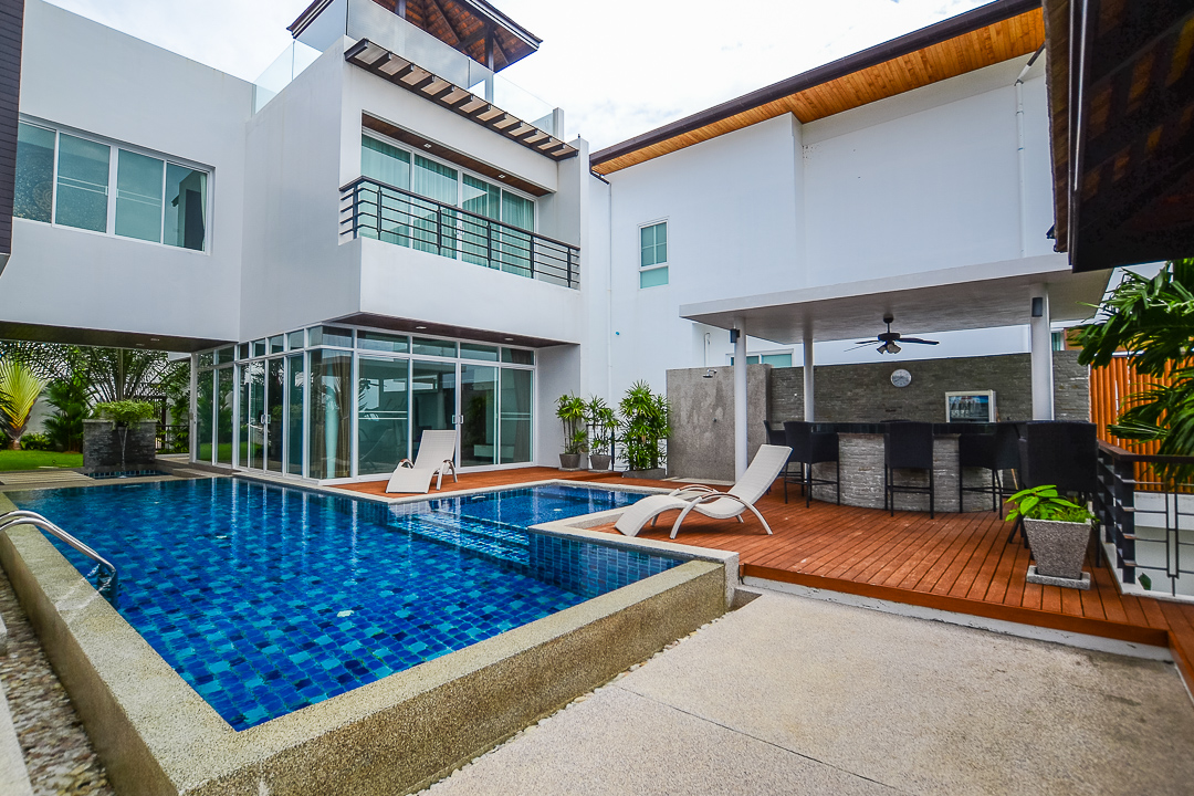 5 bedroom villa in Nai Harn with sea view