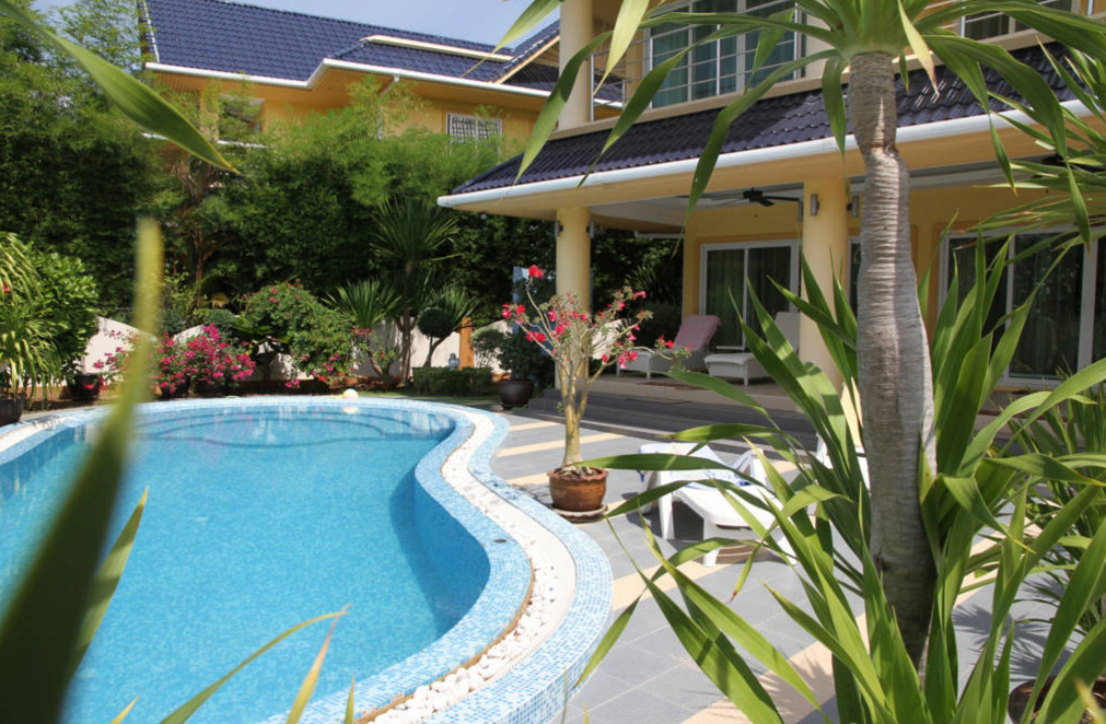 4 bedroom villa in Nai Harn inside gated community