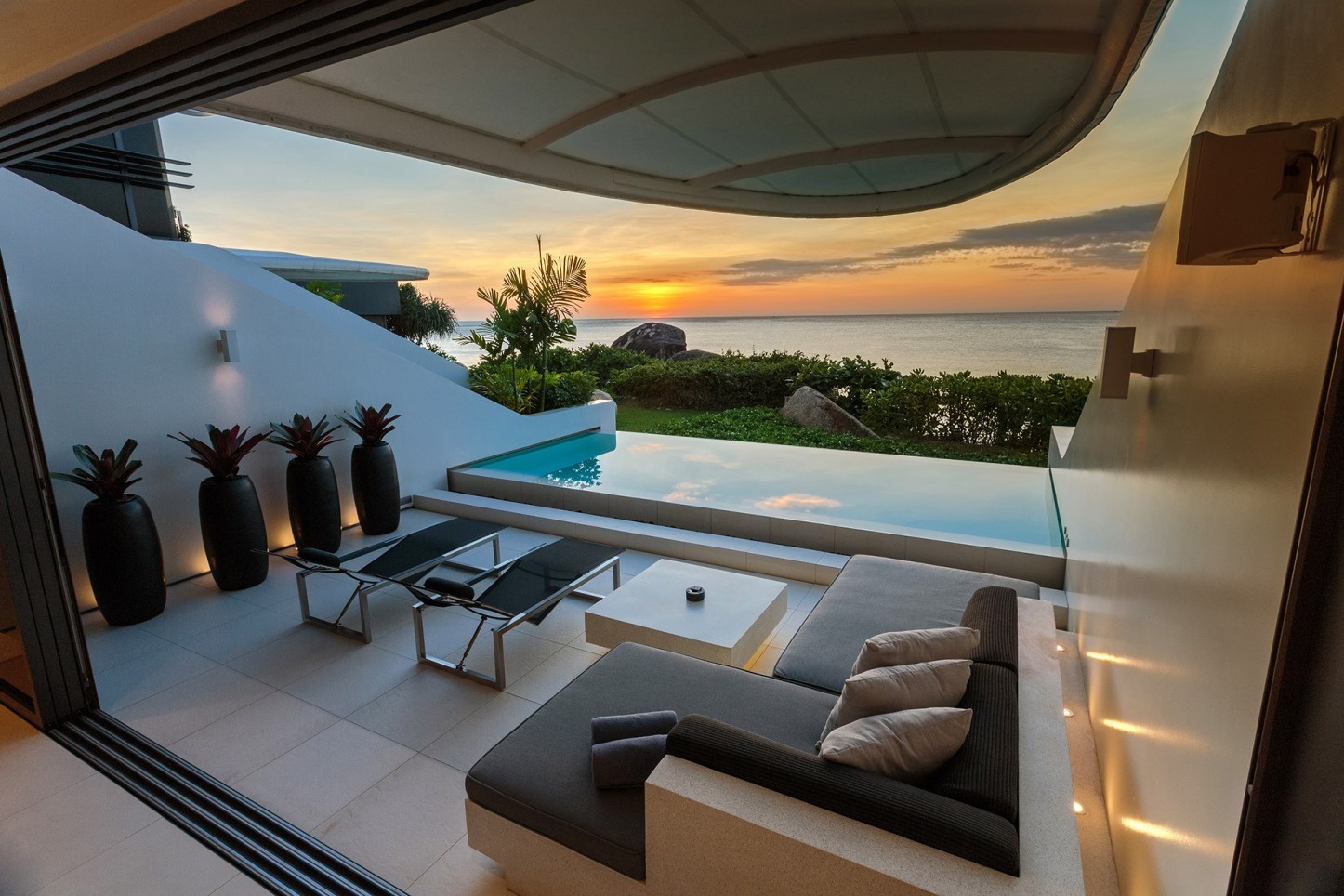 1 bedroom romantic beachfront villa in Kata