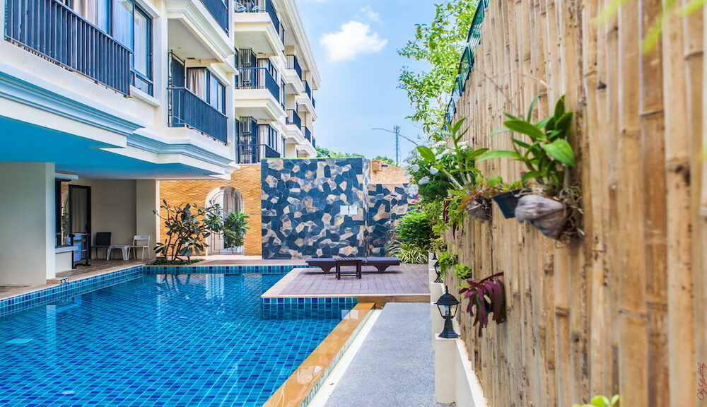 2 bedroom apartment in Nai Harn pool complex