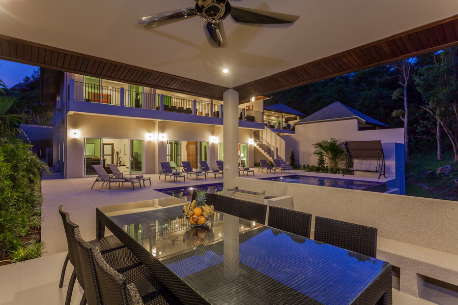 7 bedroom pool villa walking distance to Nai Harn beach